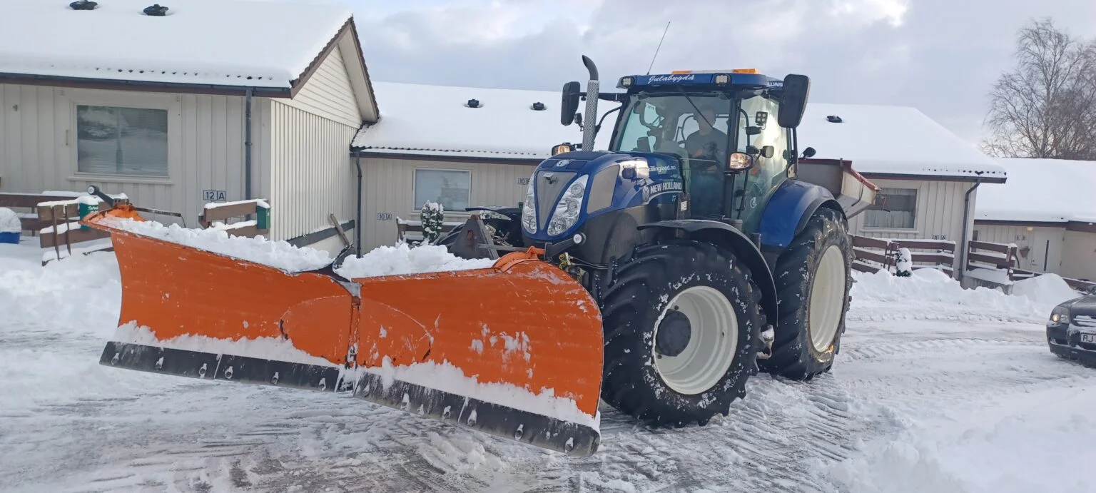 Traktor som brøyter Brøyting, traktor med brøyteredskaper montert